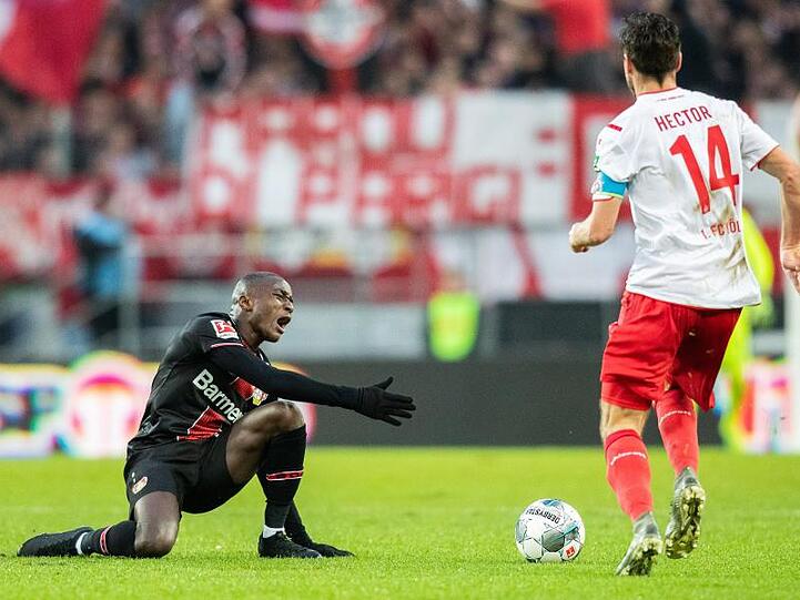 Leverkusens Moussa Diaby ärgert sich nach einem Ballverlust.