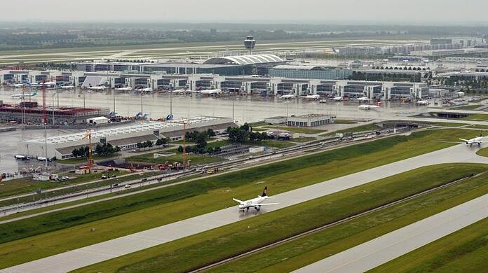 Eine Start- und Landebahn am Münchner Flughafen wird nun für drei Monate gesperrt. (Archivbild)