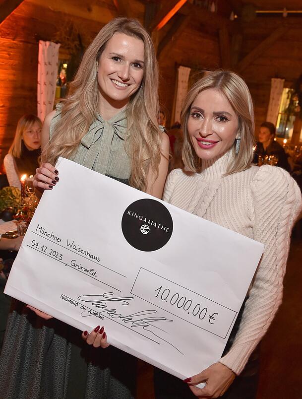 Theresa Katterloher nimmt den Scheck von Kinga Mathe
entgegen