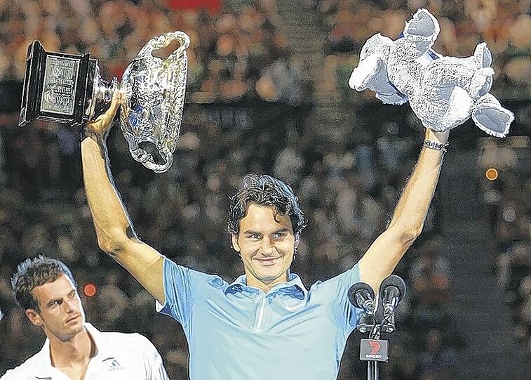 Für Roger Feder war der Triumph von Melbourne &bdquo;ein sehr spezieller Sieg, dieser erste Sieg als Vater&ldquo;. Ob er deshalb ein Kuscheltier hochhielt? Verlierer Andy Murray (l.) dagegen kamen die Tränen.Foto: dpa