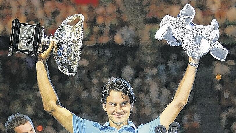Für Roger Feder war der Triumph von Melbourne „ein sehr spezieller Sieg, dieser erste Sieg als Vater“. Ob er deshalb ein Kuscheltier hochhielt? Verlierer Andy Murray (l.) dagegen kamen die Tränen.Foto: dpa Für Roger Feder war der Triumph von Melbourne „ein sehr spezieller Sieg, dieser erste Sieg als Vater“. Ob er deshalb ein Kuscheltier hochhielt? Verlierer Andy Murray (l.) dagegen kamen die Tränen.Foto: dpa
