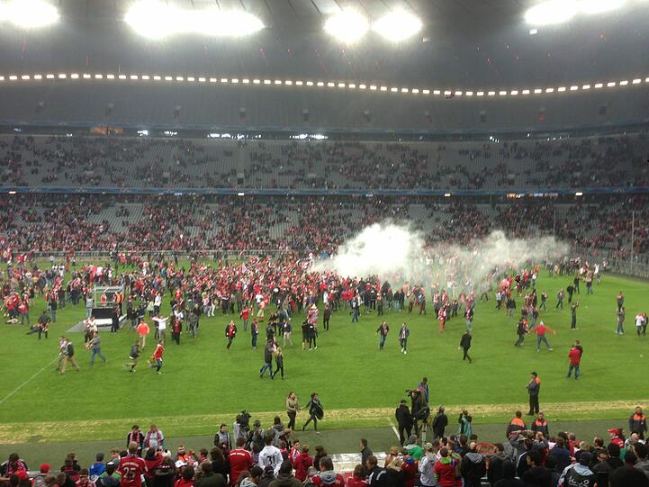 Fans in der Allianz Arena stürmen den Rasen. Die Bilder