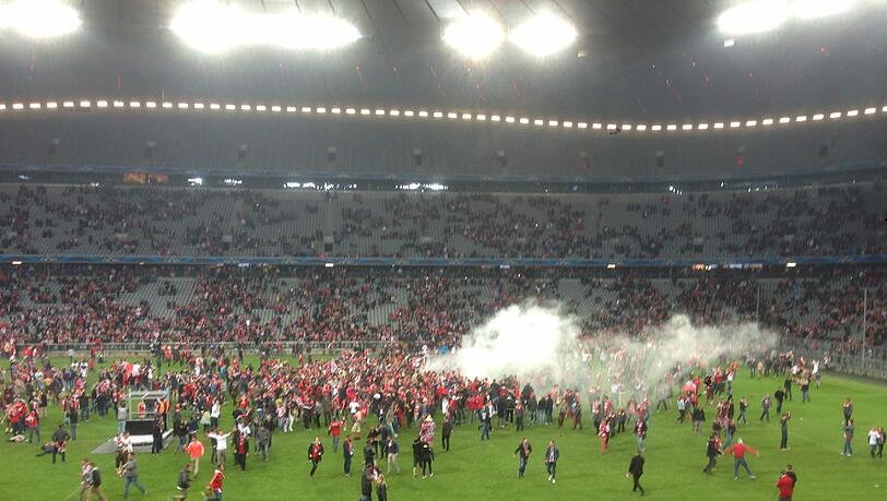 Fans in der Allianz Arena stürmen den Rasen. Die Bilder Fans in der Allianz Arena stürmen den Rasen. Die Bilder
