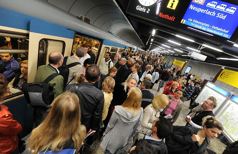 Alltag im Münchner Berufsverkehr: Fahrgäste drängeln im Untergrund vor den U-Bahnen &ndash; vor allem im Zentrum wird es immer enger. Foto: dpa