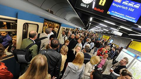 Alltag im Münchner Berufsverkehr: Fahrgäste drängeln im Untergrund vor den U-Bahnen &ndash; vor allem im Zentrum wird es immer enger. Foto: dpa