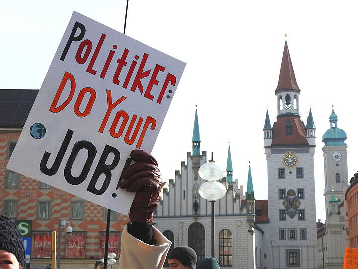 Schüler protestieren mit selbstgebastelten Plakaten am Freitag (1. Februar) auf dem Marienplatz.