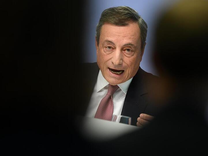 EZB-Präsident Mario Draghi sprach im EU-Parlament in Straßburg von einer "Verlangsamung, die nicht auf eine Rezession zusteuert.