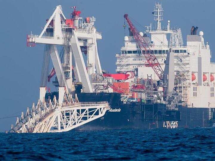 Das Pipeline-Verlegeschiff "Audacia" verlegt auf der Ostsee vor der Insel Rügen Rohre für die Ostsee-Erdgaspipeline Nord Stream 2.