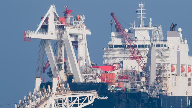 Das Pipeline-Verlegeschiff "Audacia" verlegt auf der Ostsee vor der Insel Rügen Rohre für die Ostsee-Erdgaspipeline Nord Stream 2. Das Pipeline-Verlegeschiff "Audacia" verlegt auf der Ostsee vor der Insel Rügen Rohre für die Ostsee-Erdgaspipeline Nord Stream 2.