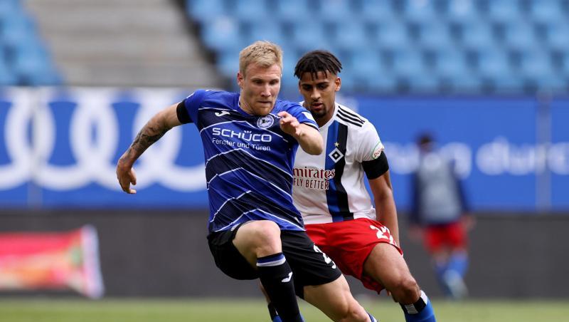 Bielefelds Andreas Voglsammer (l) kommt vor Hamburgs Josha Vagnoman an den Ball. Bielefelds Andreas Voglsammer (l) kommt vor Hamburgs Josha Vagnoman an den Ball.