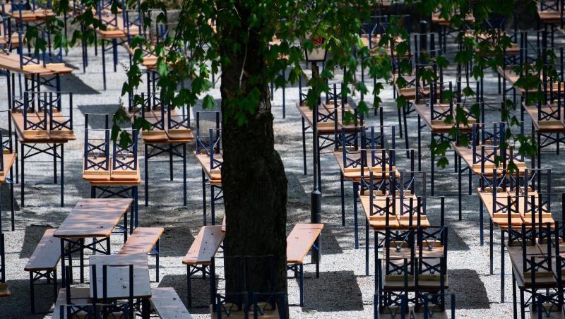 Menschenleer zeigt sich ein Biergarten mit gestapelten Bänken und Tischen im Münchner Westpark. Foto: Sven Hoppe/dpa/Archivbild