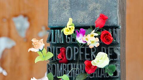 Blumen stecken am Denkmal, das an die Opfer des Oktoberfestattentats erinnert.