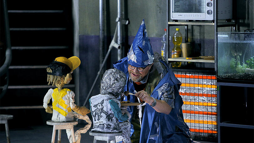 Arnold Bezuyen arrangiert als Mime im ersten Aufzug von Wagners "Siegfried" einen Kindergeburtstag für seinen schwierigen Ziehsohn. Arnold Bezuyen arrangiert als Mime im ersten Aufzug von Wagners "Siegfried" einen Kindergeburtstag für seinen schwierigen Ziehsohn.