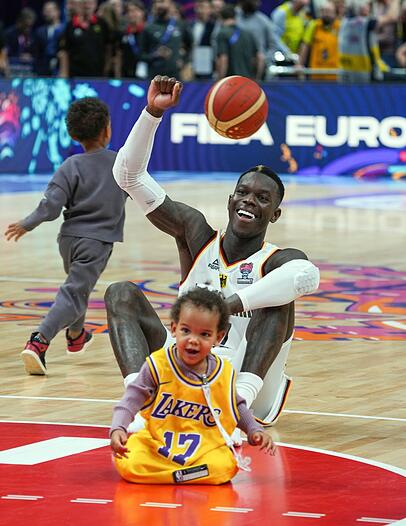 Zeit zum Spielen: Dennis Schröder mit seinen beiden Söhnen nach dem triumphalen Viertelfinal-Sieg gegen Griechenland. Nach der erfolgreichen Arbeit hat der zuvor oft hart kritisierte Kapitän des deutschen Basketball-Teams neuerdings regelmäßig Grund zur Freude. Zeit zum Spielen: Dennis Schröder mit seinen beiden Söhnen nach dem triumphalen Viertelfinal-Sieg gegen Griechenland. Nach der erfolgreichen Arbeit hat der zuvor oft hart kritisierte Kapitän des deutschen Basketball-Teams neuerdings regelmäßig Grund zur Freude.