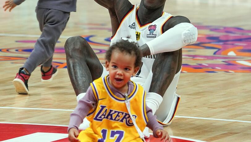Zeit zum Spielen: Dennis Schröder mit seinen beiden Söhnen nach dem triumphalen Viertelfinal-Sieg gegen Griechenland. Nach der erfolgreichen Arbeit hat der zuvor oft hart kritisierte Kapitän des deutschen Basketball-Teams neuerdings regelmäßig Grund zur Freude. Zeit zum Spielen: Dennis Schröder mit seinen beiden Söhnen nach dem triumphalen Viertelfinal-Sieg gegen Griechenland. Nach der erfolgreichen Arbeit hat der zuvor oft hart kritisierte Kapitän des deutschen Basketball-Teams neuerdings regelmäßig Grund zur Freude.