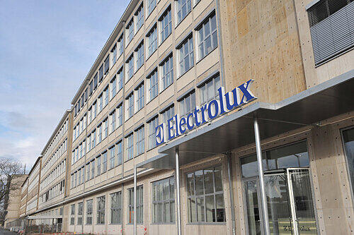 Hinter der alten AEG-Fassade entsteht die neue Deutschlandzentrale von Electrolux. Hier arbeiten 759 Beschäftigte.