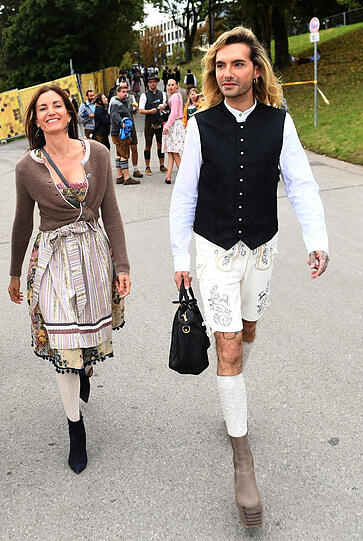 Bill Kaulitz: Mei, der fantastische Bill ist eben ein Fashionisto und macht sein persönliches Ding aus der bayerischen Tracht. Wenn wir mal die Handtasche und Boots übersehen, dann sieht der Look ja ziemlich bayerisch aus. Kleiner Tipp: An der Isar bleibt der oberste Hemdknopf auf – sowie bei der Weste oben und unten der Knopf auch.