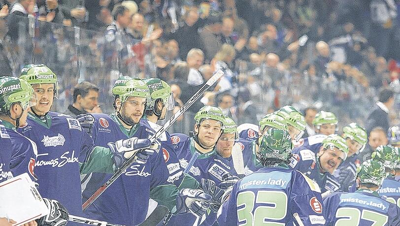 Das war endgültig die Wende: Glückliche Ice Tigers nach der 3:2-Führung durch Petr Fical (Rücken-Nummer 27). Foto: bayernpress Das war endgültig die Wende: Glückliche Ice Tigers nach der 3:2-Führung durch Petr Fical (Rücken-Nummer 27). Foto: bayernpress