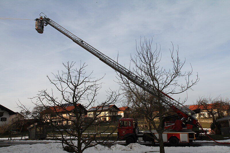 Am Nachmittag wurde die Feuerwehr zu einem Brand eines Bauernhofes mitten in St. Leonhard, Gemeinde Wonneberg gerufen. Bei dem Brand wurden drei Personen verletzt. Da das Löschwasser knapp war, mussten Leitungen über einen Kilometer lang verlegt werden.