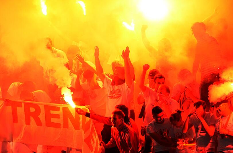 Ein Abend der emotionalen Achterbahnfahrt - mit dem brutalen Absturz aus einem ach so schönen Traum. So hofften, bangten, jubelten - und weinten die Fans des FC Bayern.