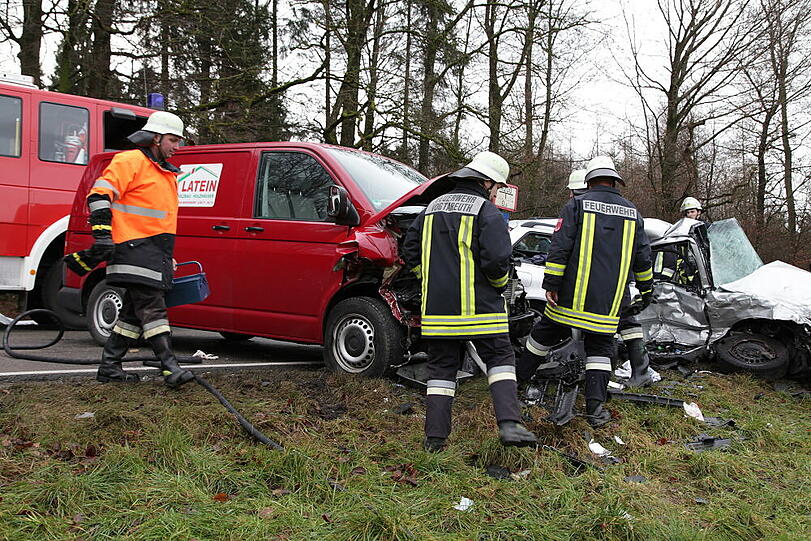 Auf der Staatsstraße 2359 krachten zwei Autos ineinander. Die Bilder vom Unfallort.