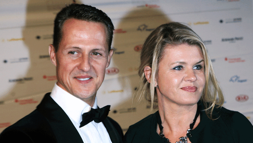 Michael Schumacher mit Frau Corinna vor dem Unfall – jetzt lässt sie sich nicht mehr so gerne fotografieren. Michael Schumacher mit Frau Corinna vor dem Unfall – jetzt lässt sie sich nicht mehr so gerne fotografieren.