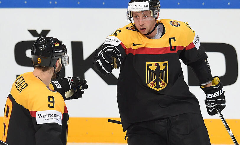 Der deutsche Kapitän Michael Wolf (rechts) beim Torjubel mit Tobias Rieder.