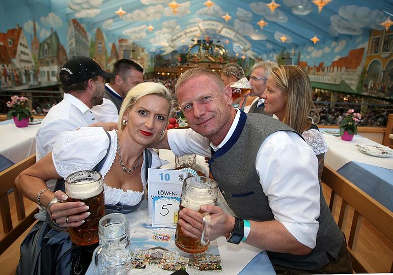 Abstecher vom frustrierenden Zweitliga-Alltag zur Wiesn: Die Löwen-Profis in bester Laune...