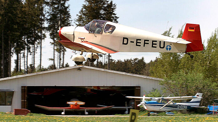 Auf dem Flugplatz in Jesenwang ist ein Kleinflugzeug abgestürzt, zwei Menschen wurden dabei leicht verletzt. (Symbolbild)