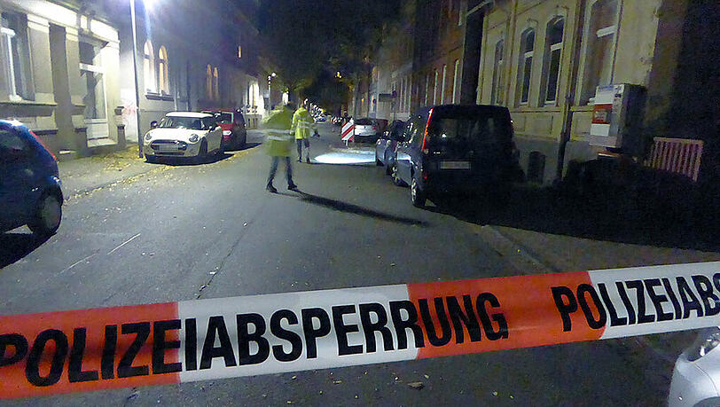 Mit einem Absperrband sichert die Polizei in Hameln den Tatort des abscheulichen Verbrechens. Mit einem Absperrband sichert die Polizei in Hameln den Tatort des abscheulichen Verbrechens.