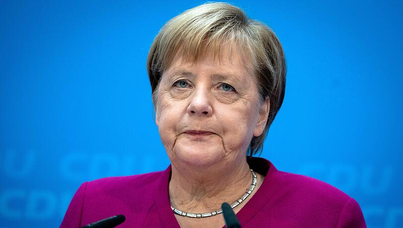 Angela Merkel, Bundeskanzlerin und Vorsitzende der CDU, spricht vor der Sitzung des CDU-Präsidiums im Konrad-Adenauer-Haus zu den Medienvertretern. Die Parteichefs von CDU, CSU und SPD hatten sich am Sonntagabend nach tagelangem Streit auf eine Versetzung Maaßens ins Bundesinnenministerium geeinigt. Angela Merkel, Bundeskanzlerin und Vorsitzende der CDU, spricht vor der Sitzung des CDU-Präsidiums im Konrad-Adenauer-Haus zu den Medienvertretern. Die Parteichefs von CDU, CSU und SPD hatten sich am Sonntagabend nach tagelangem Streit auf eine Versetzung Maaßens ins Bundesinnenministerium geeinigt.