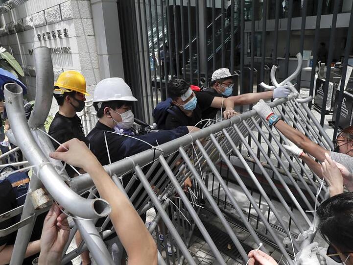 Barrikadenbau: Demonstranten blockieren den Eingang zum Polizeipräsidium von Hongkong.