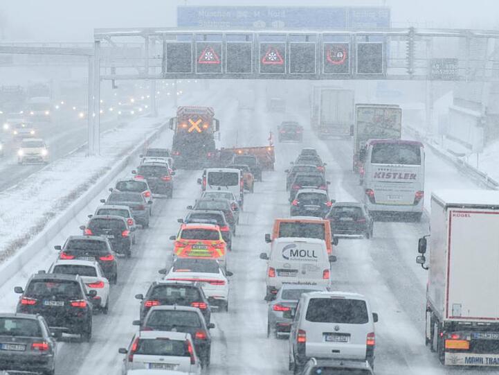 Hinter einem Räumfahrzeug staut sich auf der Autobahn 9 im Schneetreiben der Verkehr. Foto: Matthias Balk