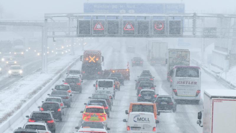 Hinter einem Räumfahrzeug staut sich auf der Autobahn 9 im Schneetreiben der Verkehr. Foto: Matthias Balk Hinter einem Räumfahrzeug staut sich auf der Autobahn 9 im Schneetreiben der Verkehr. Foto: Matthias Balk