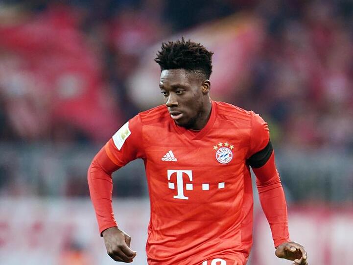 FC Bayern Münchens Alphonso Davies während eines Spiels. Foto: Tobias Hase/dpa/Archivbild