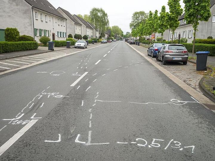 Weiße Markierungen zeigen den Unfallhergang nach dem mutmaßlichen Autorennen, bei dem eine Unbeteiligte starb.
