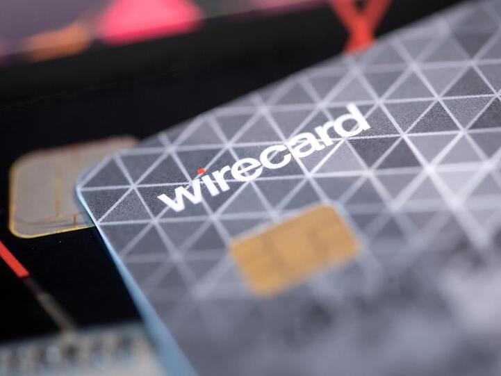 Eine Kreditkarte des Bezahldienstleisters Wirecard liegt auf einem Tisch. Foto: Sven Hoppe/dpa/Symbolbild