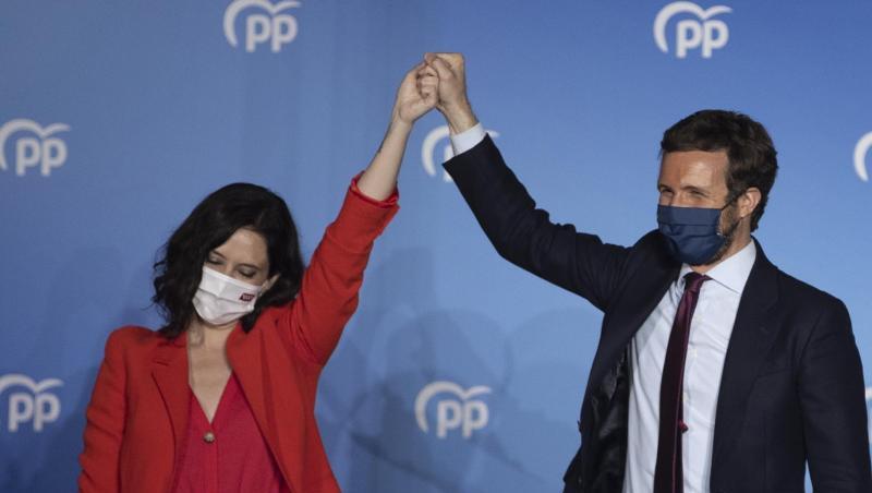 Isabel Diaz Ayuso (l) und Pablo Casado von der konservativen Volkspartei feiern ihren Wahlsieg.
