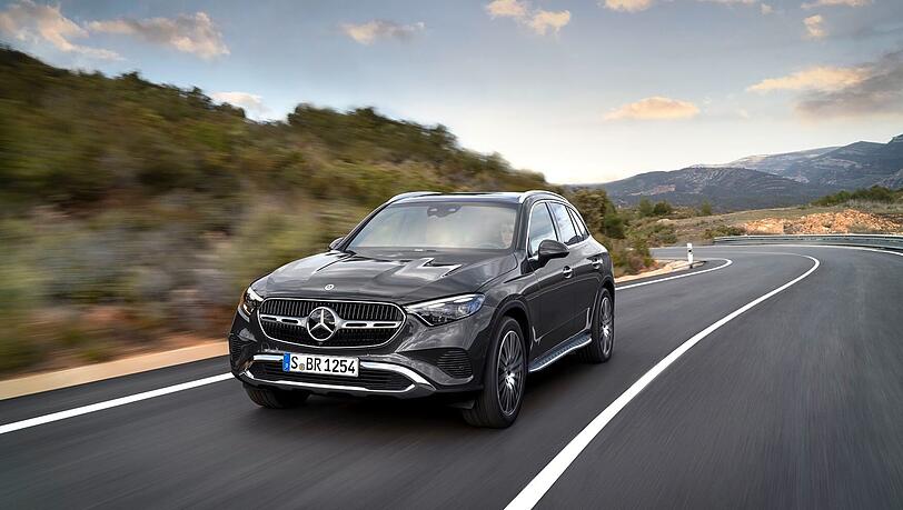 Der neue GLC ist sich im Design selbst treu geblieben, allerdings fallen die neu geschliffenen Kanten und die leicht veränderten Proportionen auf. Der neue GLC ist sich im Design selbst treu geblieben, allerdings fallen die neu geschliffenen Kanten und die leicht veränderten Proportionen auf.