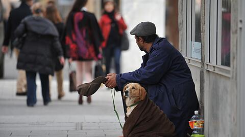 Ein Bettler in der Sendlinger Straße: Mit einem Hund zu betteln ist seit 2014 ebenfalls nicht mehr ohne Weiteres erlaubt.