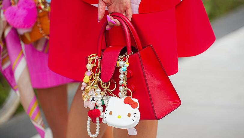 Bunte Anh&auml;nger verleihen Handtaschen einen individuellen Look.