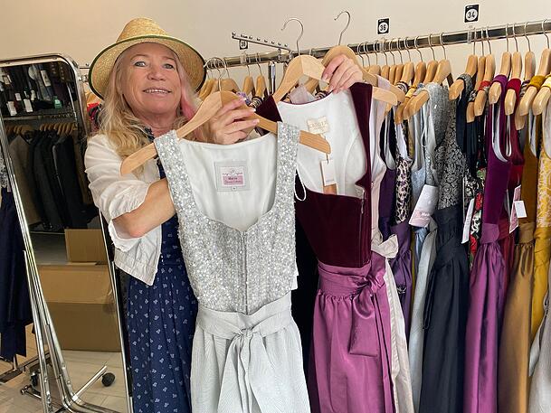 Giséla Koch weiß, welches Dirndl einer Frau steht. Zum Stöbern gibt's hier auch mal ein Getränk dazu. Giséla Koch weiß, welches Dirndl einer Frau steht. Zum Stöbern gibt's hier auch mal ein Getränk dazu.