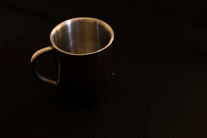 Gefäße, die aus Metall bestehen oder Metallteile haben, sollten Sie, ebenso wie Besteck, nicht in die Mikrowelle stellen. Entstehende Funken könnten das Gerät beschädigen. Gefäße, die aus Metall bestehen oder Metallteile haben, sollten Sie, ebenso wie Besteck, nicht in die Mikrowelle stellen. Entstehende Funken könnten das Gerät beschädigen.