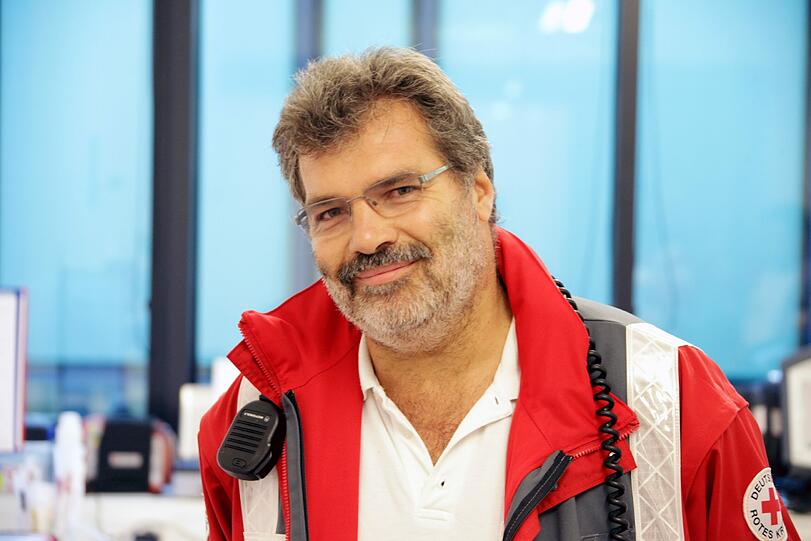 Einsatzleiter Werner Masanz hat schon 30 Wiesn hinter sich - und ist immer noch mit vollem Einsatz dabei.