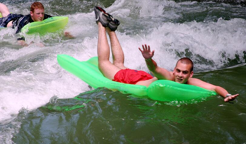 DIE ISAR MIT DEM SCHLAUCHBOOT ERKUNDEN: Ein Abenteuer, das kein Münchner verpassen sollte. Morgens um 8 Uhr in die S-Bahn nach Wolfratshausen einsteigen (Schlauchboot dabei haben!). Dann kurzer Fußweg zur Isar, Boot aufpumpen und einfach nur treiben lassen. Achtung: Dieser Spaß ist nicht bei Hochwasser zu empfehlen, dann wird's gefährlich!