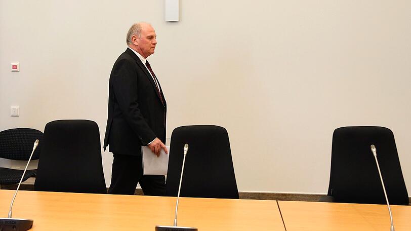 Der Angeklagte im Gerichtssaal: Der Präsident des FC Bayern München Uli Hoeneß im Gerichtssaal des Landgerichts München II.