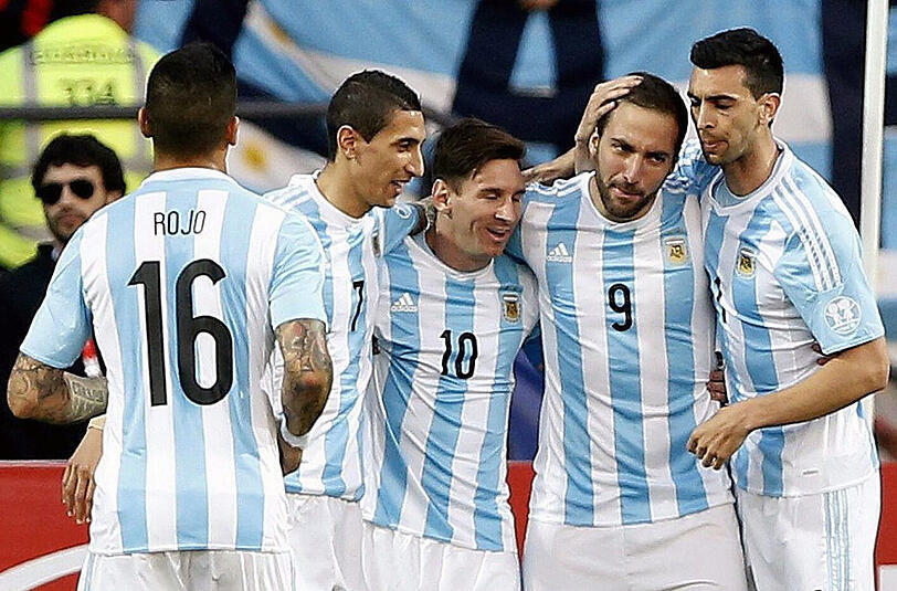 Argentiniens Gonzalo Higuain (2-R) feiert mit (L-R) Angel Di Maria, Lionel Messi und Javier Pastore seinen Treffer beim Spiel der Copa America 2015 gegen Jamaika.