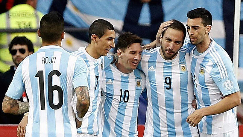 Argentiniens Gonzalo Higuain (2-R) feiert mit (L-R) Angel Di Maria, Lionel Messi und Javier Pastore seinen Treffer beim Spiel der Copa America 2015 gegen Jamaika. Argentiniens Gonzalo Higuain (2-R) feiert mit (L-R) Angel Di Maria, Lionel Messi und Javier Pastore seinen Treffer beim Spiel der Copa America 2015 gegen Jamaika.