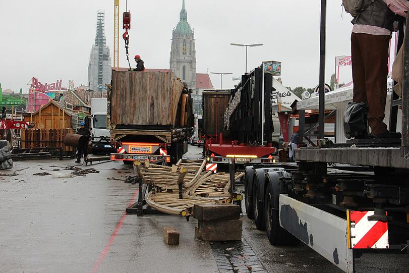 Regen und Tristesse am Tag danach: Die Bilder vom Wiesn-Abbau am Dienstagvormittag.