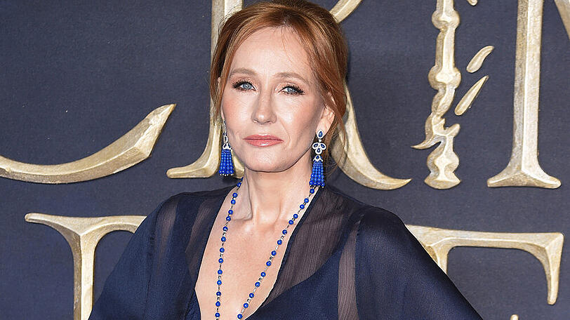 J.K. Rowling verteidigt ihre in der Kritik stehenden Tweets.